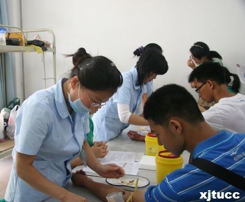 西安交通大学城市学院喜迎2012级新生报到