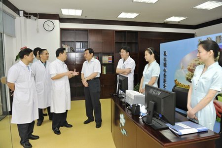 高文兵书记到湘雅二医院投诉接待中心视察指导工作