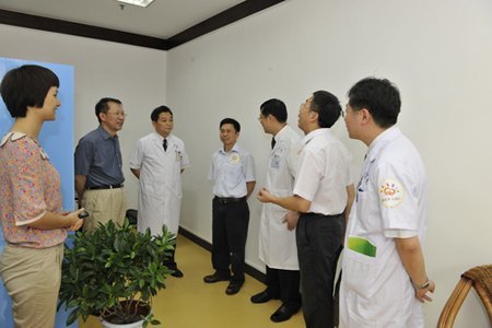 高文兵书记到湘雅二医院投诉接待中心视察指导工作