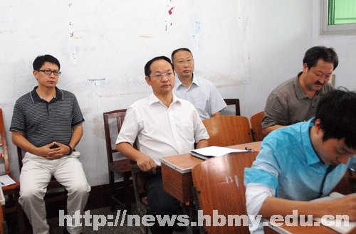 学校领导检查秋季学期开学第一天教学工作