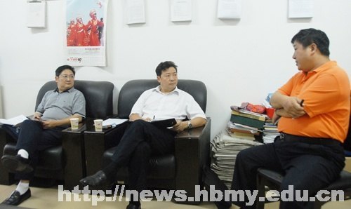 学校领导检查秋季学期开学第一天教学工作