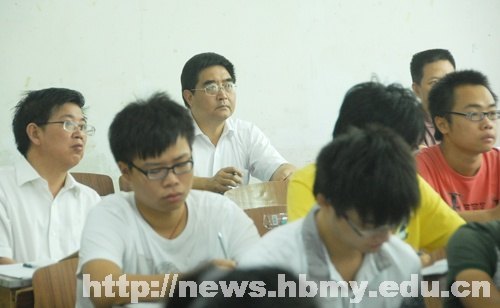 学校领导检查秋季学期开学第一天教学工作