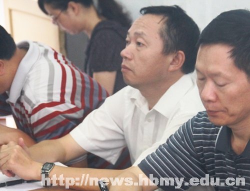 学校领导检查秋季学期开学第一天教学工作