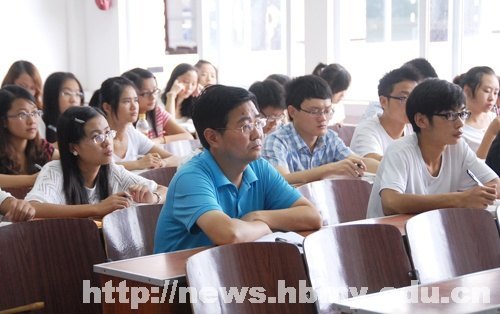 学校领导检查秋季学期开学第一天教学工作