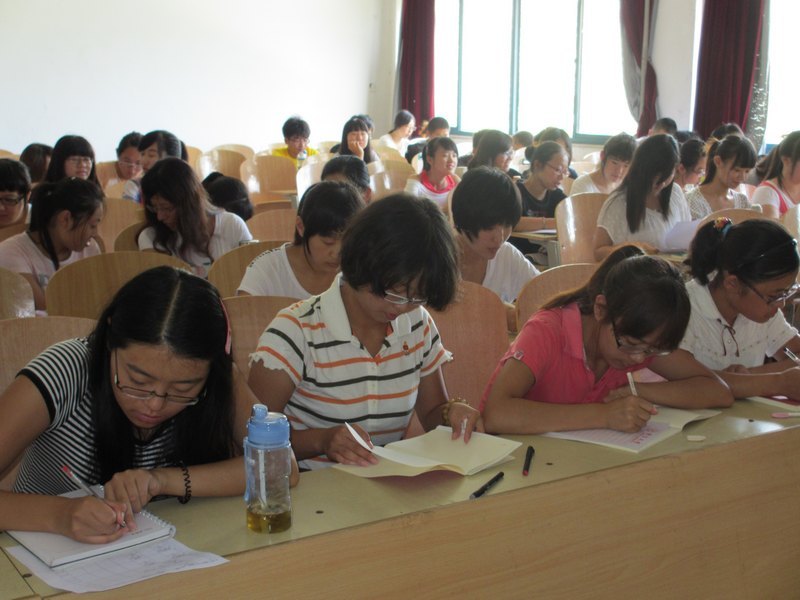 开学第一天  教学生活秩序井然
