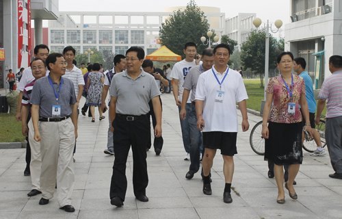 校领导到燕山大学里仁学院视察2012级里仁学院新生报到情况