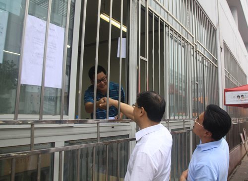 校领导到燕山大学里仁学院视察2012级里仁学院新生报到情况