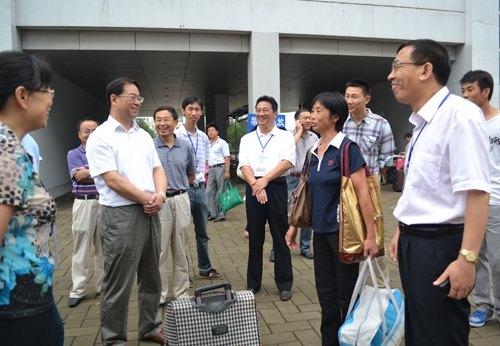 校领导到燕山大学里仁学院视察2012级里仁学院新生报到情况