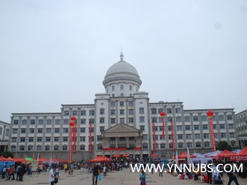 云南师范大学商学院2012级首日迎新工作有序开展