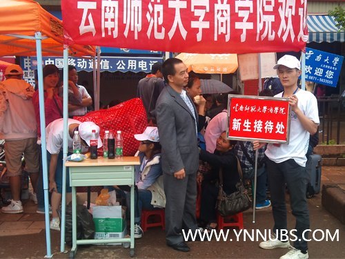 志愿者服务周到热情,迎新生工作圆满完成--商学院2012年迎新工作圆满结束