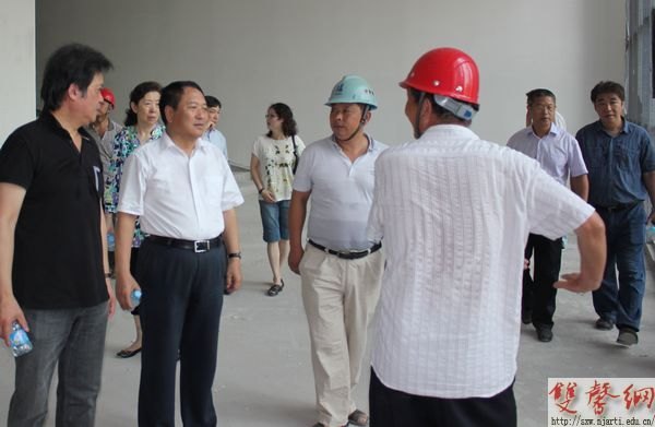 校领导现场调研暑期校园基建