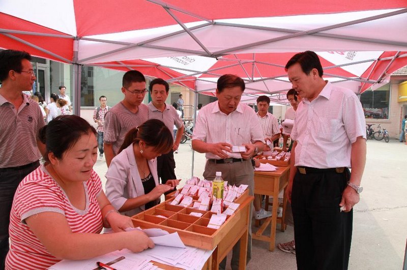 党委书记陶功定到学生食堂检查饮食服务保障工作
