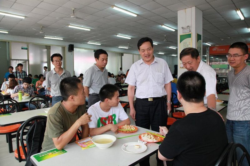 党委书记陶功定到学生食堂检查饮食服务保障工作