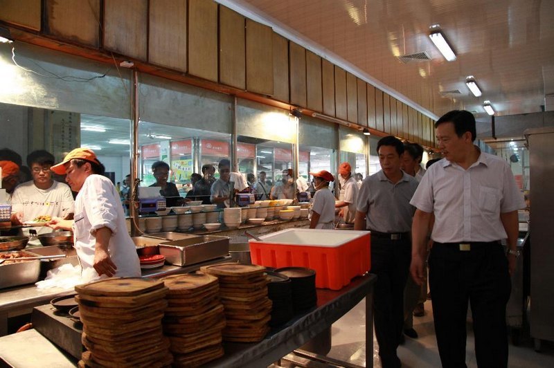 党委书记陶功定到学生食堂检查饮食服务保障工作