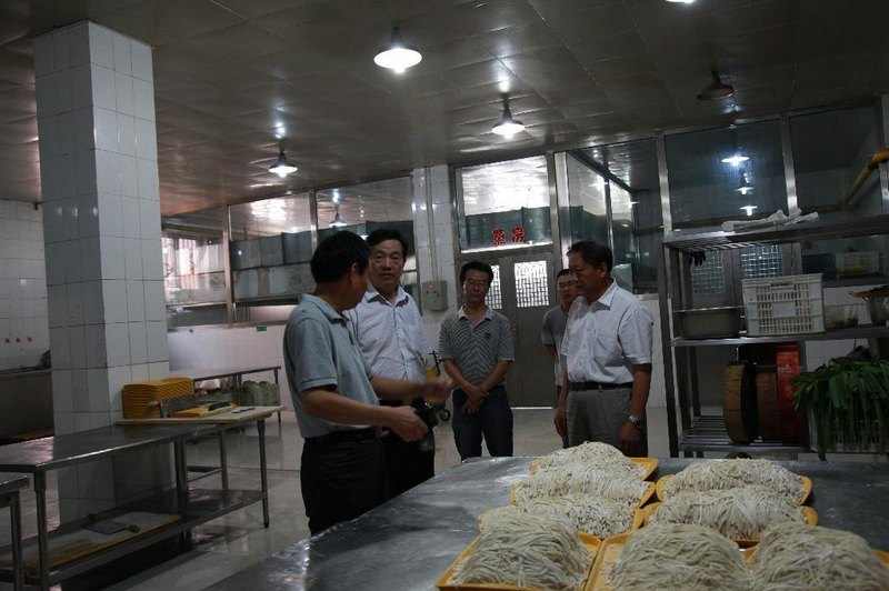 党委书记陶功定到学生食堂检查饮食服务保障工作