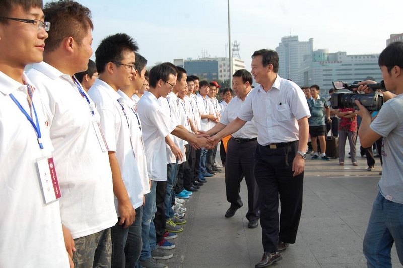 校领导看望慰问火车站迎新工作人员