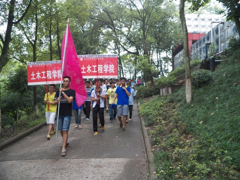 土木团总支学生会带领新生游校园