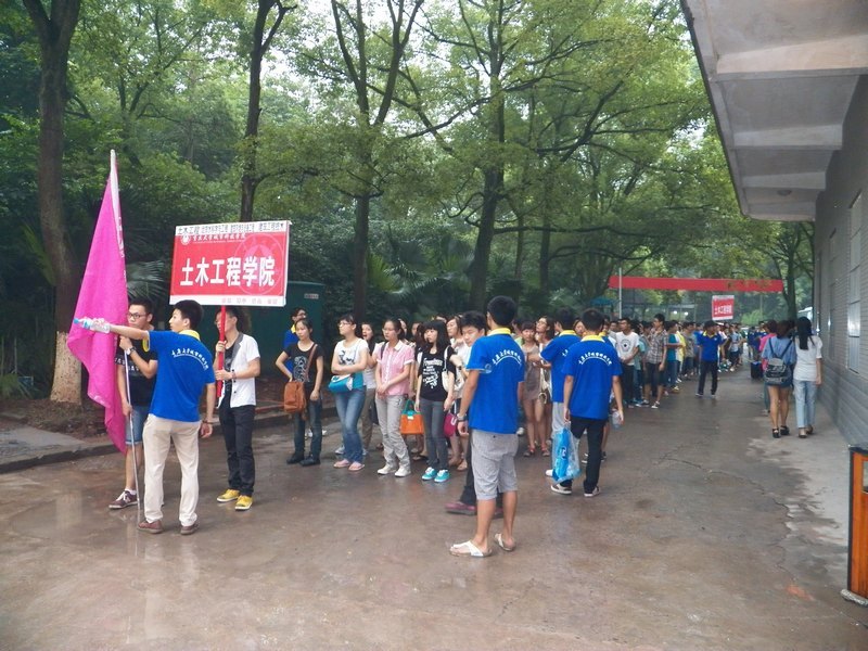 土木团总支学生会带领新生游校园