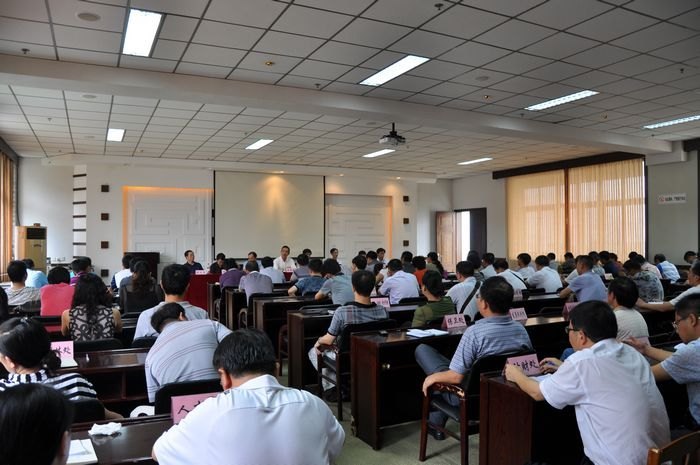 学校召开2012年秋季开学中层干部会议