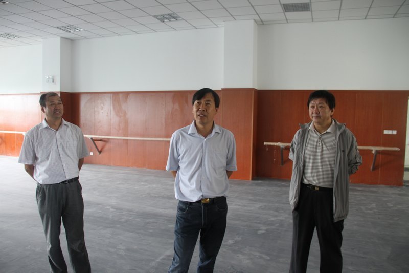 院长陈建国一行视察新学期各项准备工作