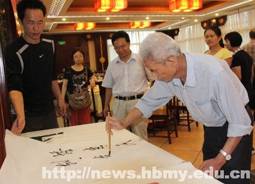文学与传媒学院与武汉大学联合举办2012词学国际学术研讨会