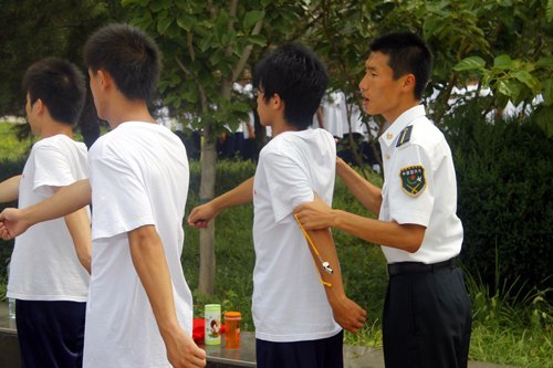 燕山大学里仁学院2012届新生积极投入军训学习