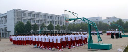 燕山大学里仁学院2012届新生积极投入军训学习