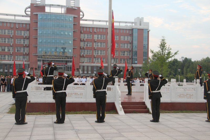 许昌学院隆重举行新学期升国旗仪式
