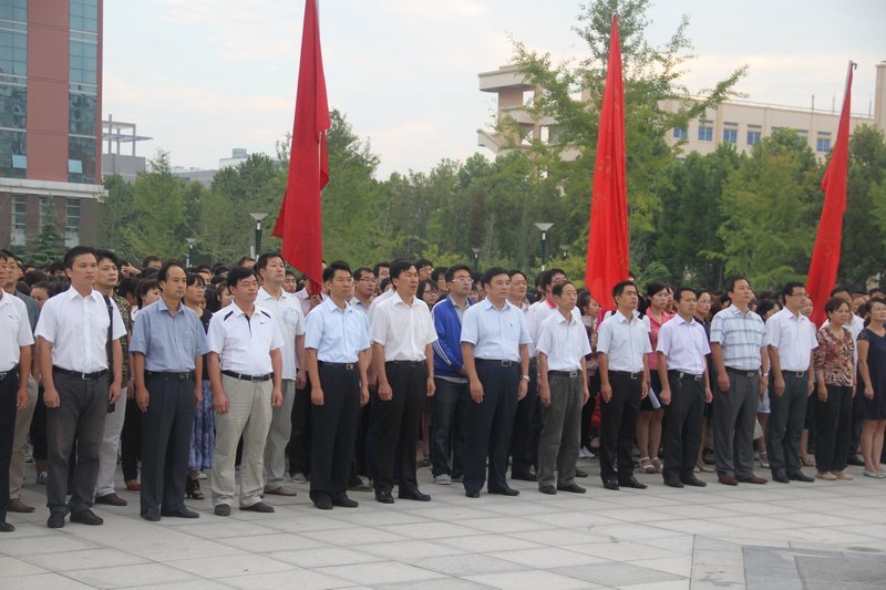 许昌学院隆重举行新学期升国旗仪式
