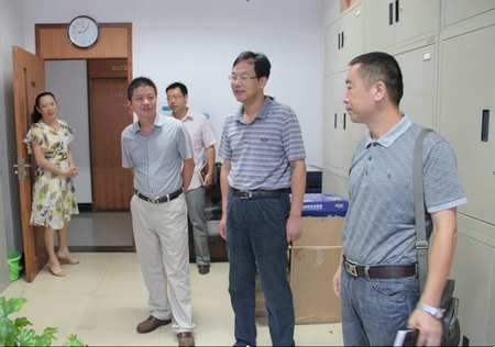 高山副书记到学工部指导学生工作