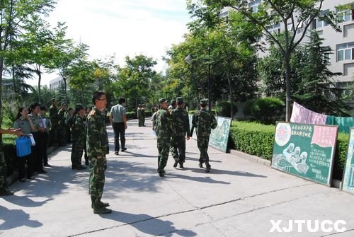 绚丽多彩板报 抒发绿色情怀