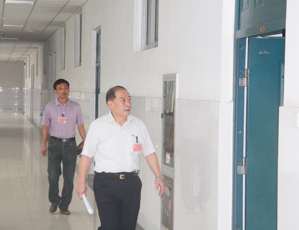 皖西学院领导检查新学期第一天上课情况