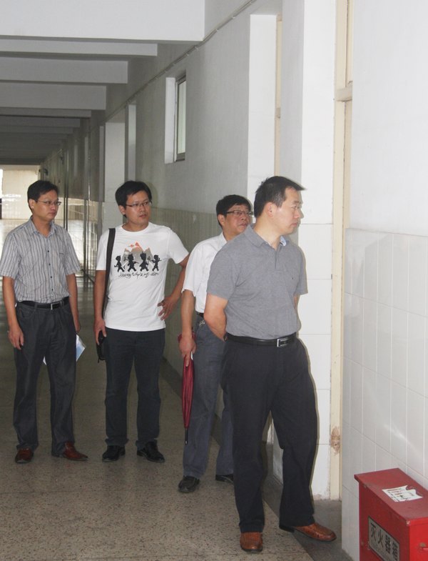 皖西学院领导检查新学期第一天上课情况