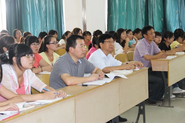 新学期第一天皖西学院校领导深入思政理论课课堂听课