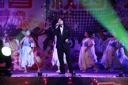 迎新晚会笑语欢歌美丽烟花绽放夜空