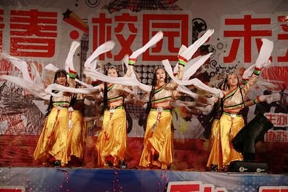 迎新晚会笑语欢歌美丽烟花绽放夜空