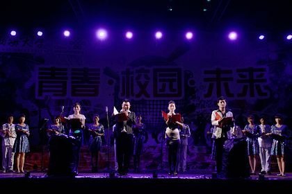 迎新晚会笑语欢歌美丽烟花绽放夜空