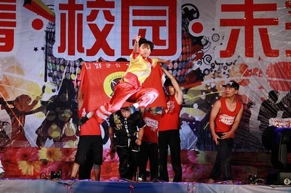 迎新晚会笑语欢歌美丽烟花绽放夜空