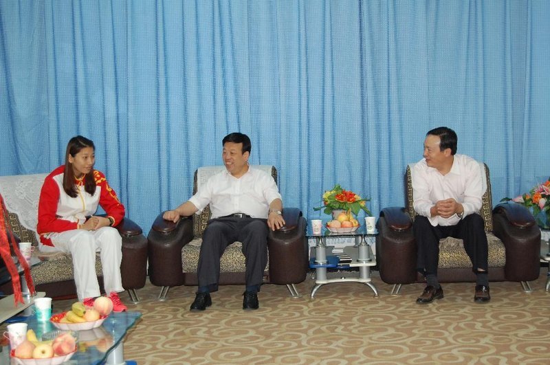 校领导亲切接见侯玉琢同学