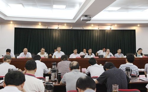 学校召开中层干部大会部署新学期工作