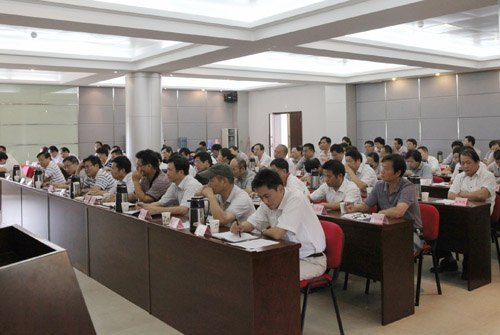 学校召开中层干部大会部署新学期工作