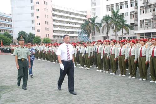 广西师范学院2011级军训阅兵暨表彰总结大会隆重召开