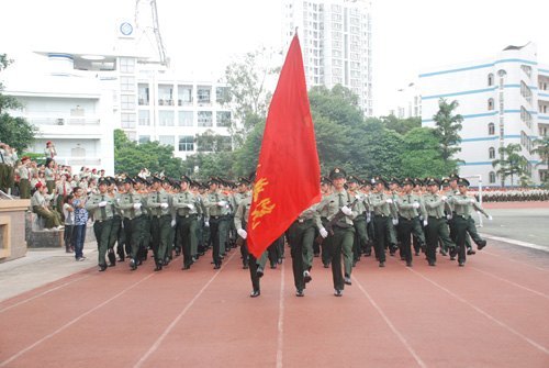 广西师范学院2011级军训阅兵暨表彰总结大会隆重召开