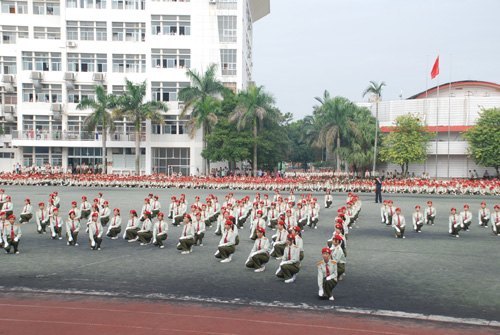 广西师范学院2011级军训阅兵暨表彰总结大会隆重召开