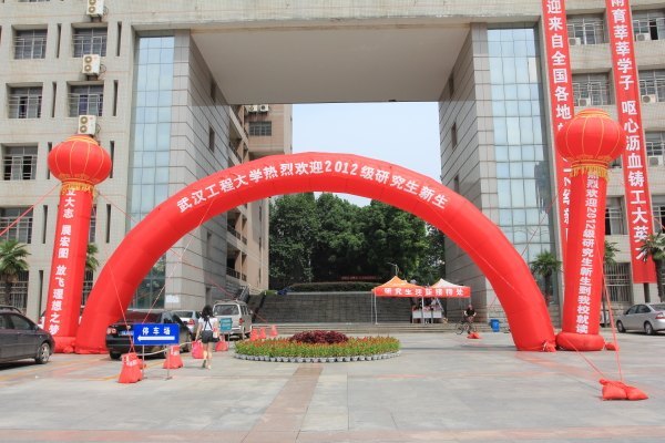 校领导亲切看望研究生新生和迎新工作人员