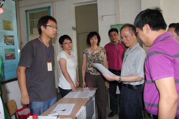 校领导亲切看望研究生新生和迎新工作人员