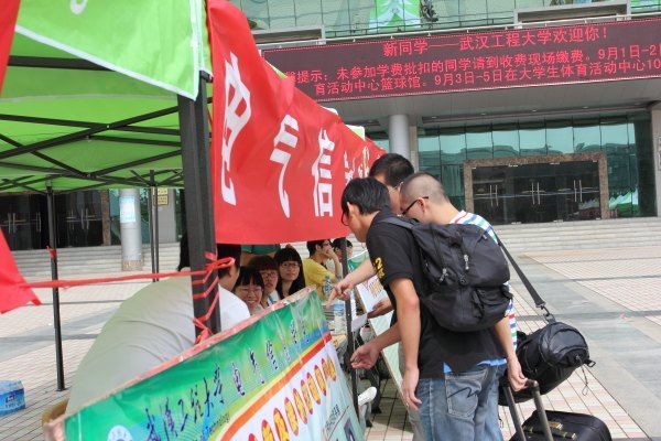 校领导亲切看望研究生新生和迎新工作人员