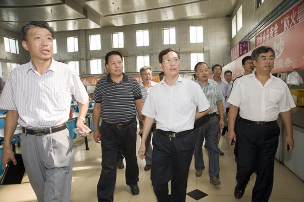 党委书记崔明德一行到学生宿舍、食堂和公安处调研
