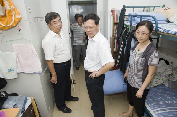 党委书记崔明德一行到学生宿舍、食堂和公安处调研