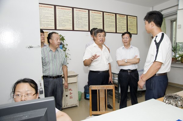 党委书记崔明德一行到学生宿舍、食堂和公安处调研